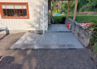 Masseutskifting og legging av steinheller.